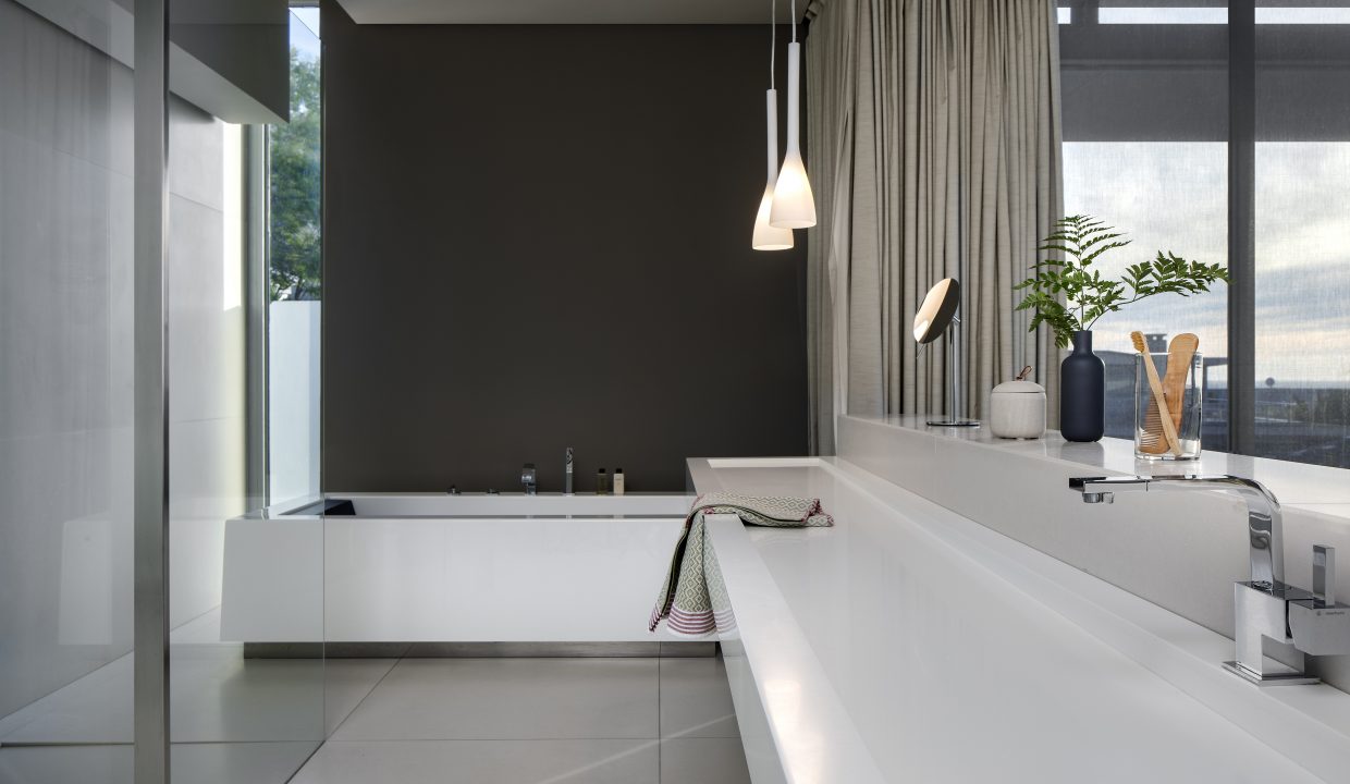 008 Villa - 1st Floor Master Bathroom